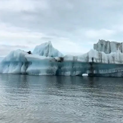 По време на обиколка на известната ледникова лагуна Йокулсарлон в
