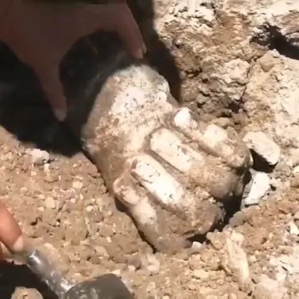 Дясната ръка от статуя на Херакъл над човешки ръст откри