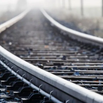 Едно от момичетата скочили от влак в движение по линията