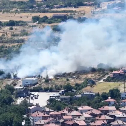 Пожар избухна край пловдивското село Белащица Огънят стигна до първите