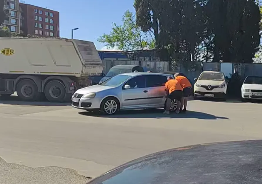 Мускули в действие! Мъже отместиха пречеща кола ВИДЕО