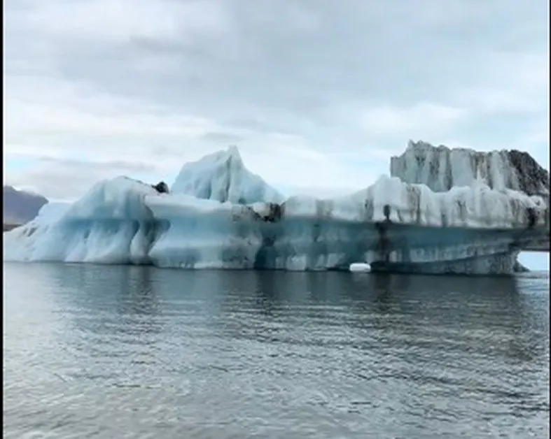 Огромен айсберг се откъсна и рухна във водата пред очите на туристи ВИДЕО