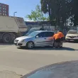 Мускули в действие! Мъже отместиха пречеща кола ВИДЕО
