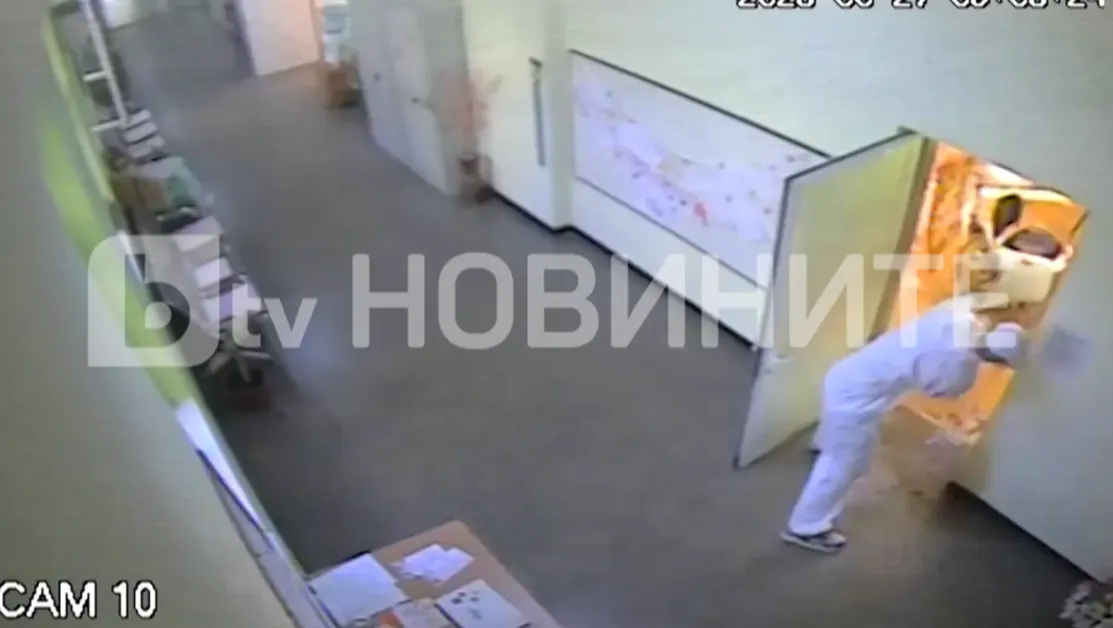 Задържаха трима мъже за заливането на директорка с фекалии