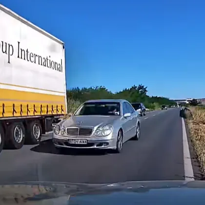 На секунди от трагедия: Водач се размина на косъм от челен удар ВИДЕО