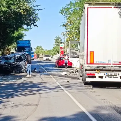 Тежка катастрофа между ТИР и лек автомобил край град Бяла