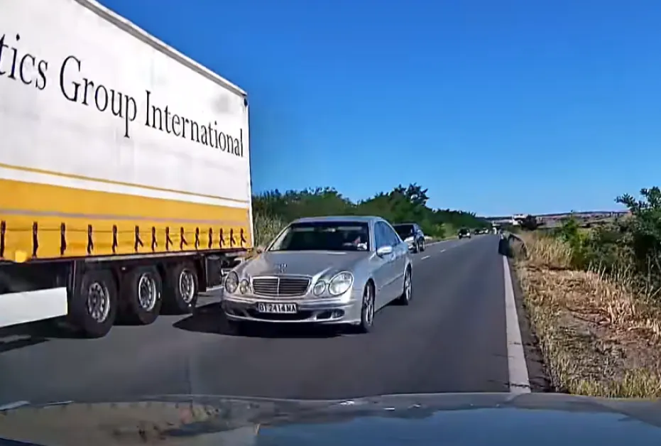 На секунди от трагедия: Водач се размина на косъм от челен удар ВИДЕО
