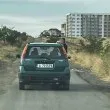 Дете се показва през прозореца на кола в движение СНИМКА