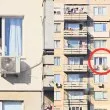 Детски пакости: Момичета обстрелват минувачи с водни балони в София СНИМКИ