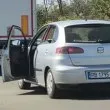 В борба с жегата: Младежи карат с отворена врата в трафик на АМ "Тракия" ВИДЕО