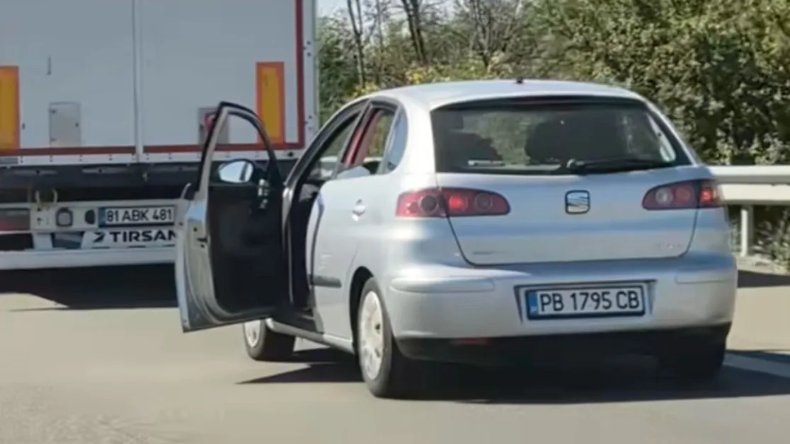 В борба с жегата: Младежи карат с отворена врата в трафик на АМ "Тракия" ВИДЕО