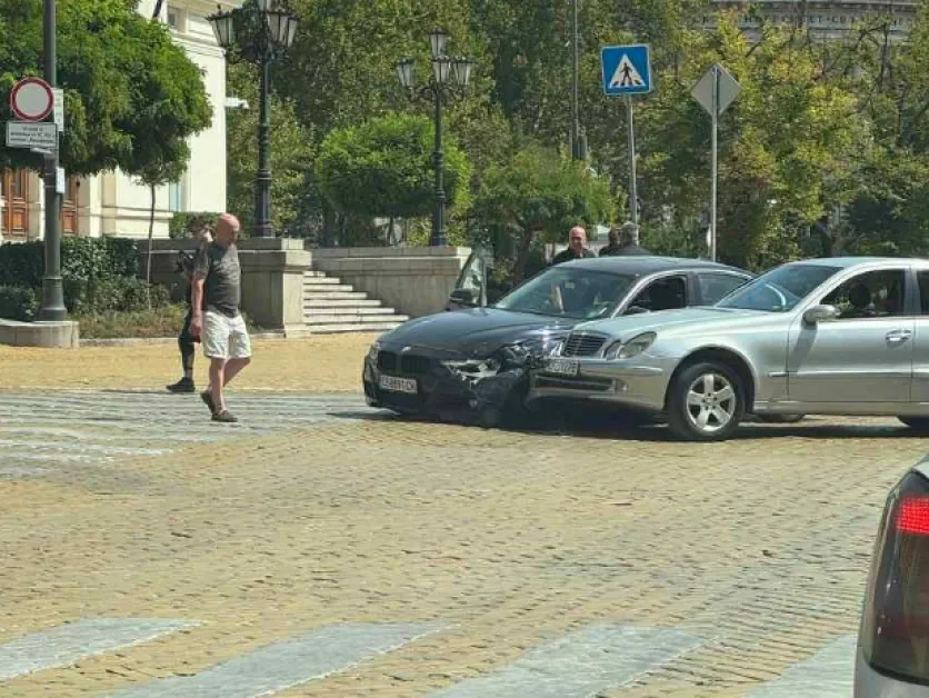 Две коли се блъснаха на жълтите павета в София СНИМКА