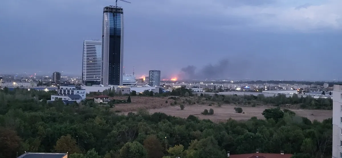 Голям пожар гори в София, огънят стигна до ЖП релси ВИДЕА
