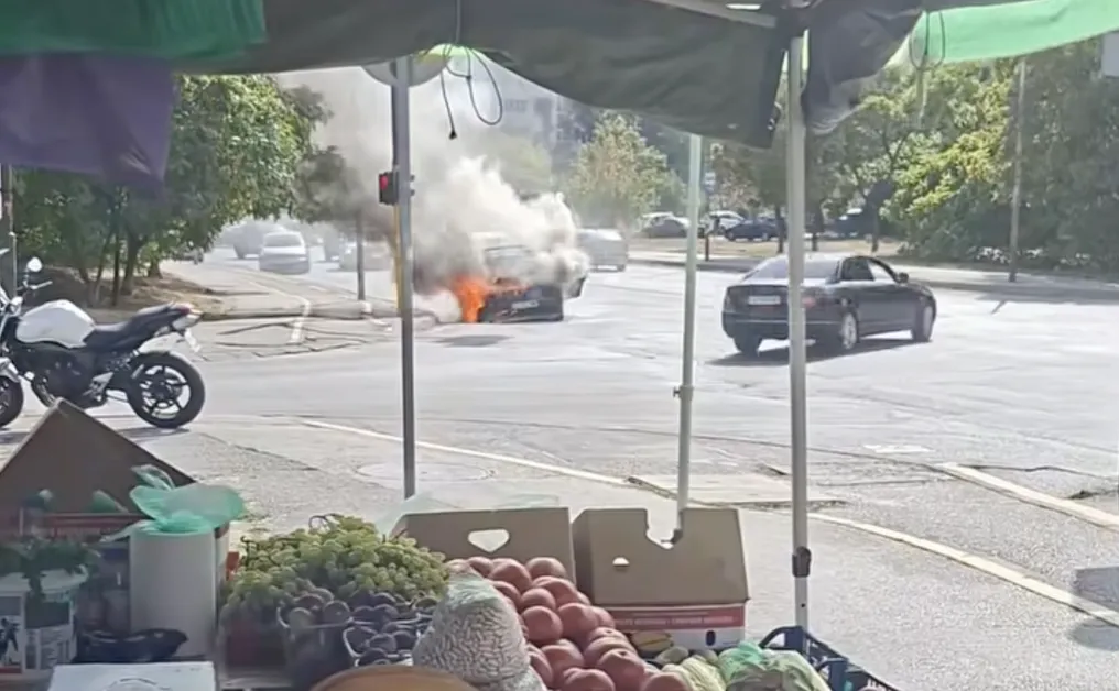 Кола се запали в София ВИДЕО