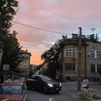 Мощна буря премина през Кюстендил Само до 20 00 часа са