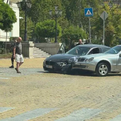 Две коли се блъснаха в центъра на София Мерцедес и