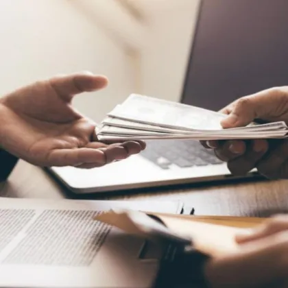 Съгласно Закона за въвеждането на еврото заплатите не попадат в