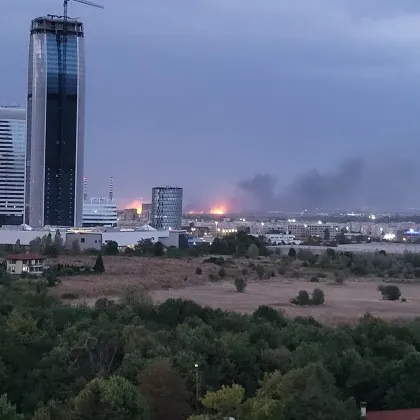 Голям пожар гори в София, огънят стигна до ЖП релси ВИДЕА