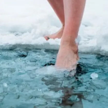 Да влезеш в ледената вода звучи като предизвикателство но за