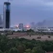 Голям пожар гори в София, огънят стигна до ЖП релси ВИДЕА