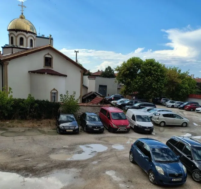 Кръщене или офроуд? Изберете сами зад църквата в Димитровград СНИМКИ