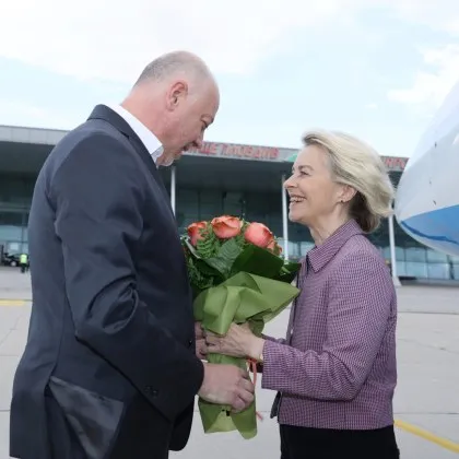 Председателят на ЕК Урсула фон дер Лайен пристигна на летището в Пловдив Премиерът