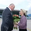 Урсула фон дер Лайен кацна на летище Пловдив, Желязков я посрещна с цветя