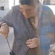 Жена с ножове, чукове и ножици всява страх в София