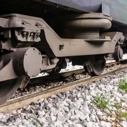 Вследствие на дерайлирал товарен влак временно движението през жп гара