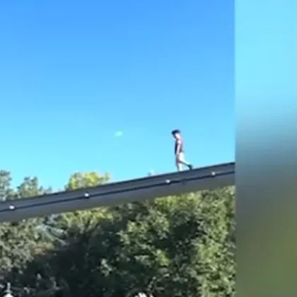 Плашещо видео показва как малко момче върви по монорелсовата линия