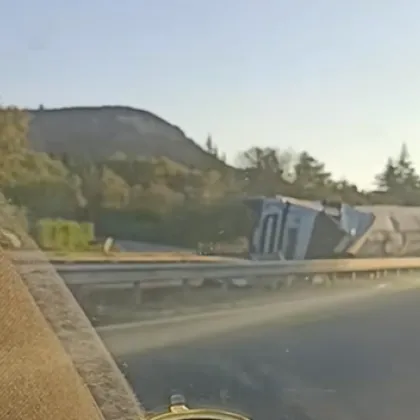 Камион се обърна на автомагистрала Хемус Цистерната се е озовала