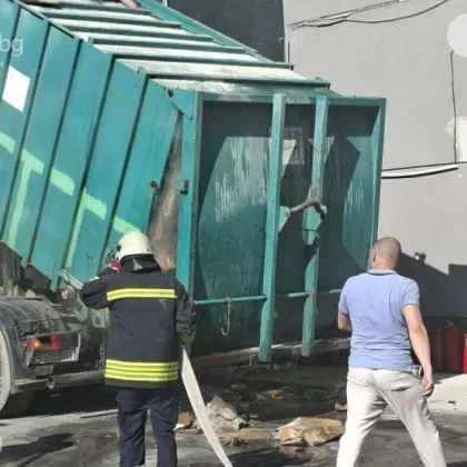 Пожар избухна в контейнер за отпадъци обслужващ магазина Джъмбо в