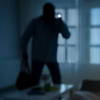 Рецидивисти отмъкнаха предмети за близо 90 000 лева от апартамент