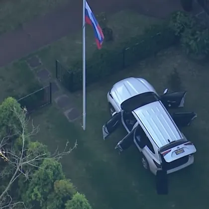 Мъж нахлу днес с кола в двора на руското консулство