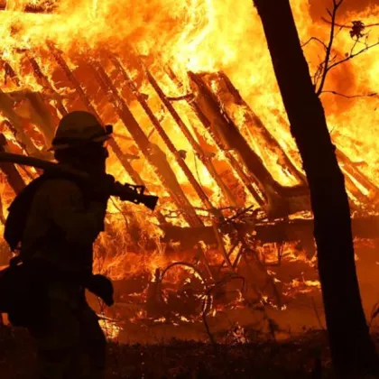 Над 11 постройки от които седем обитаеми къщи са напълно изгорели