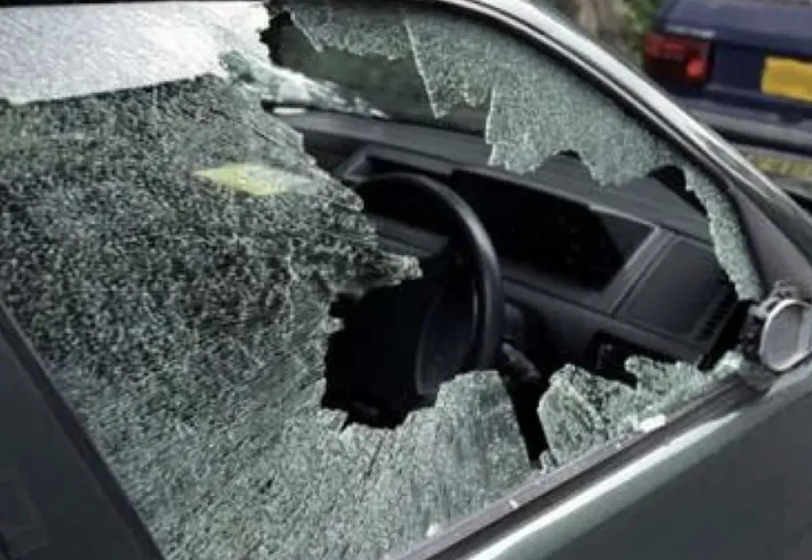 Съседски скандал в Пловдивско, мъж строши стъкло на кола