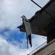 Опасно! Ламарина висна от покрива на блок СНИМКИ