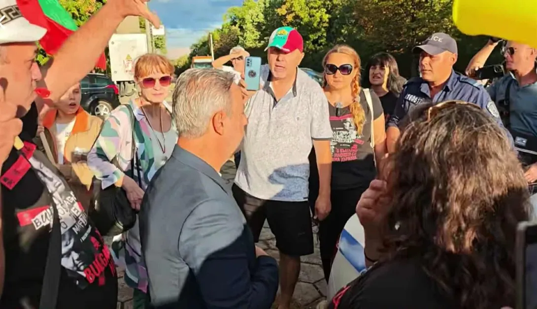 "Възраждане" се разграничи от атаката срещу журналист и оператор в Сопот