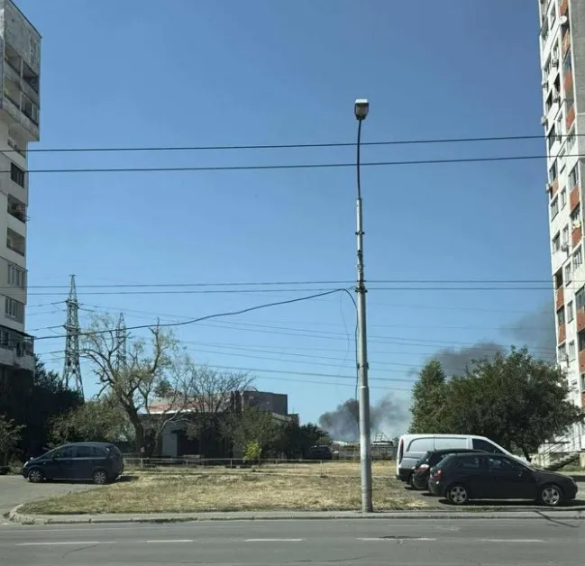 Пожар пламна в София, черен дим се издига над града СНИМКИ