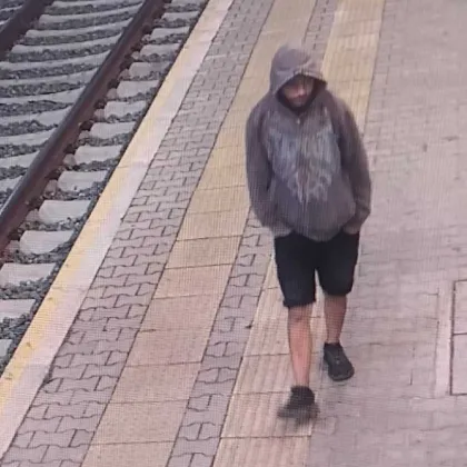 Младеж задигна телефон от пътник във влак, но изпусна собствения си СНИМКИ