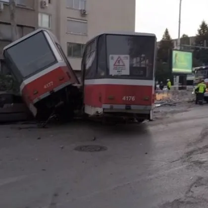 Неизветен подкара трамвай който излезе от релсите и се вряза в