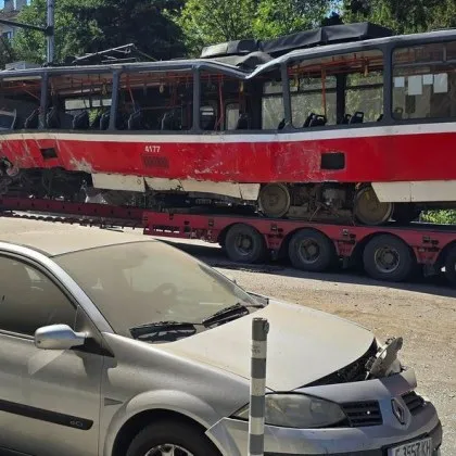 Преместиха трамвая който излезе от релсите и се вряза в подлеза
