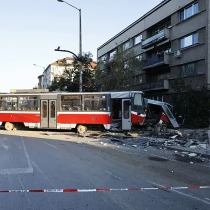 Щетите по дерайлиралите мотриси край Румънското посолство тази сутрин в