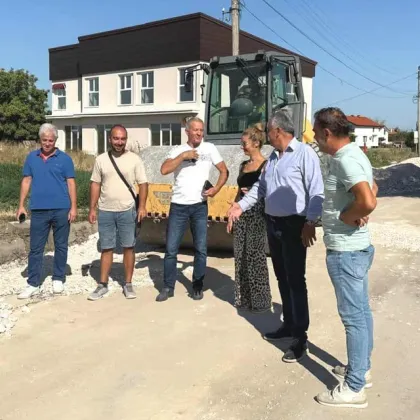 Обновява се водопроводната мрежа по общинския път от 9 ти км