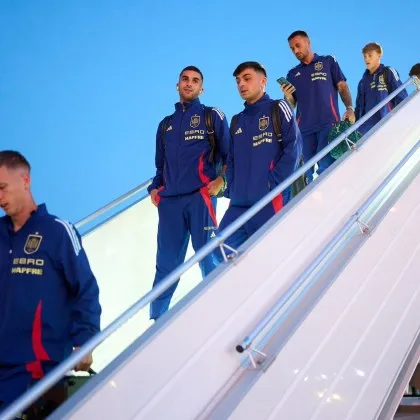 Звездния отбор на Испания кацна в София малко след 20