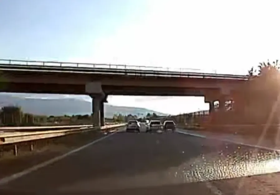 Опасна игра на пътя - двама водачи се изпреварват един друг на "Хемус" ВИДЕО