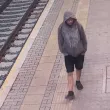 Младеж задигна телефон от пътник във влак, но изпусна собствения си СНИМКИ