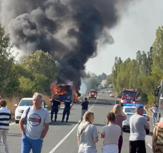 Автобус избухна в пламъци във Варненско СНИМКИ
