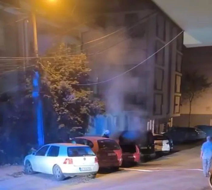 Кола пламна край блок в Търново ВИДЕО