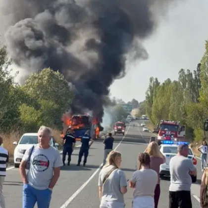 Автобус гори в този момент във Варненско Превозното средство е